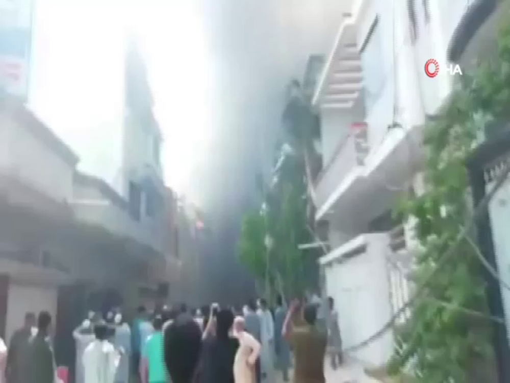 Pakistan’da yolcu uçağı yerleşim alanına düştü