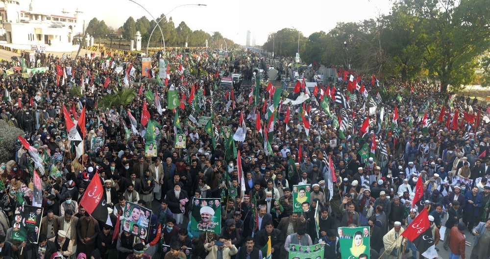 Pakistan’daki muhalefet partisi iktidar partisine yönelik davaların ertelenmesini protesto etti