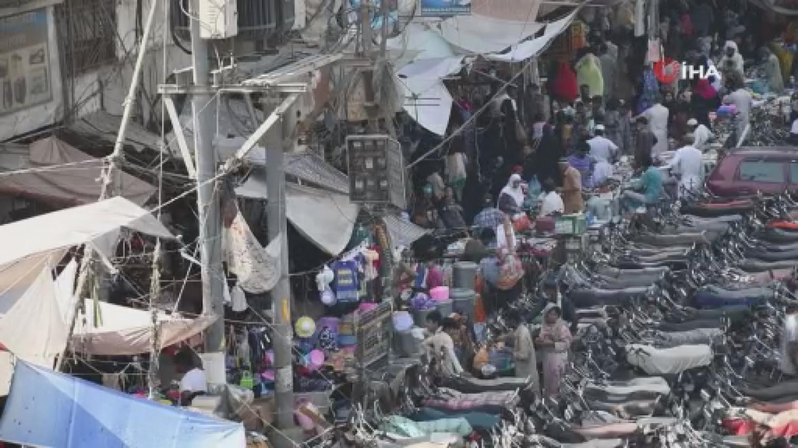 Pakistanlılar, bayram öncesi market ve pazarlara hücum etti