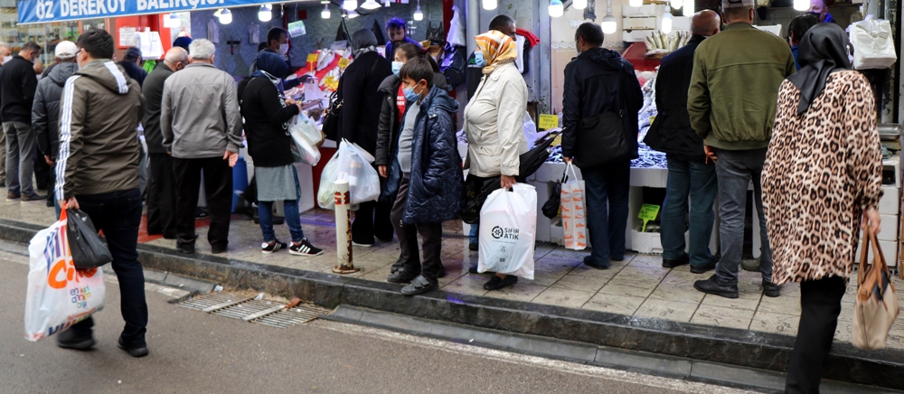 Palamut gitti, vatandaş hamsi için kuyruğa girdi