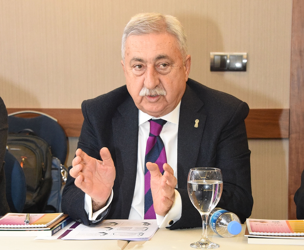 Palandöken: “E-haciz esnafın borcunu ödemesine engel”