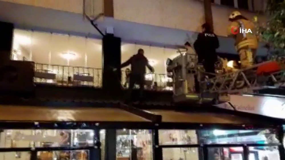 Palayla restorana daldı: İçeridekileri rehin aldı