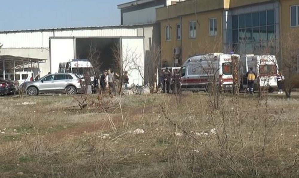 Pamuk deposunda korkutan yangın: 12 işçi dumandan etkilendi