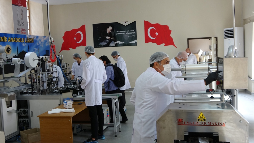 Pandemi döneminde meslek liseleri maske imalathanesi gibi çalışıyor