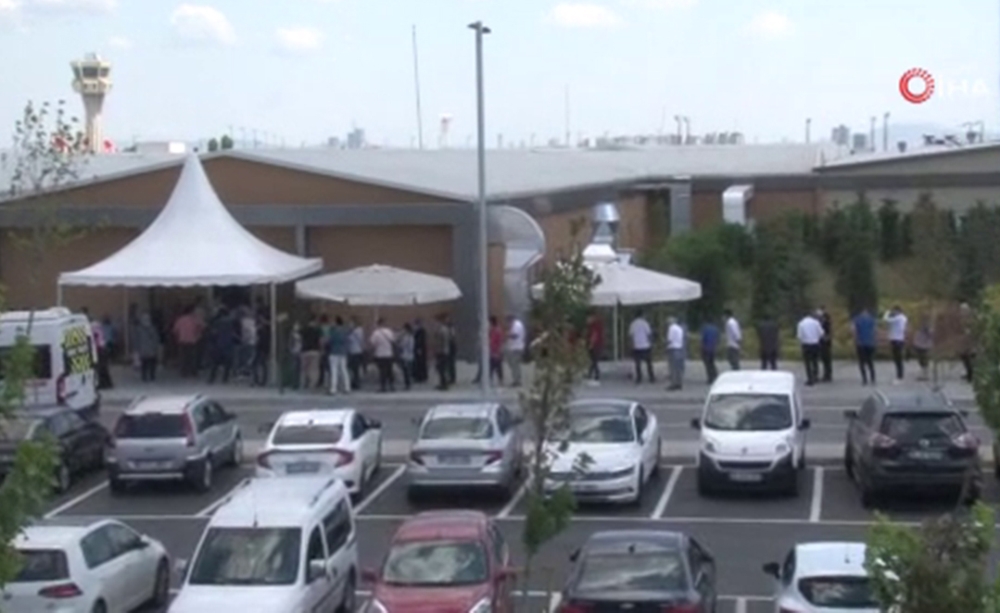 Pandemi hastanesinin önünde Covid-19 test kuyruğu