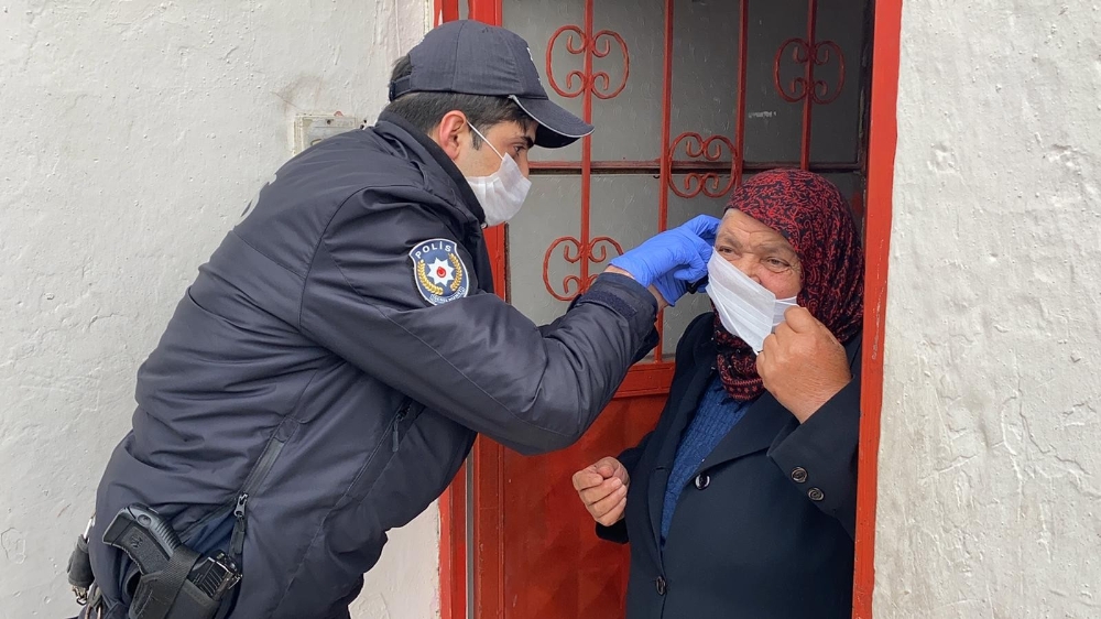 Para çekmek isteyen 77 yaşındaki kadının yardımına polisler koştu