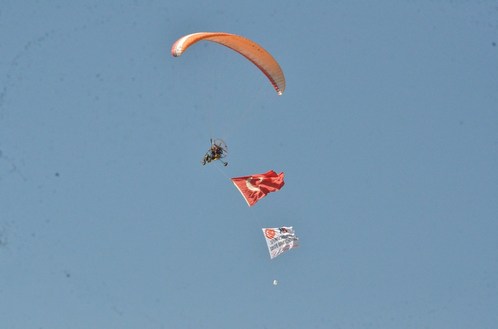 Paramotorla 15 Temmuz şehitleri anısına saygı uçuşu yaptı