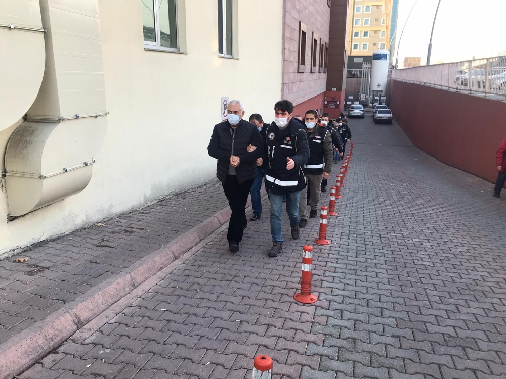 Paravan şirket kurup vatandaşları dolandıran suç örgütü çökertildi