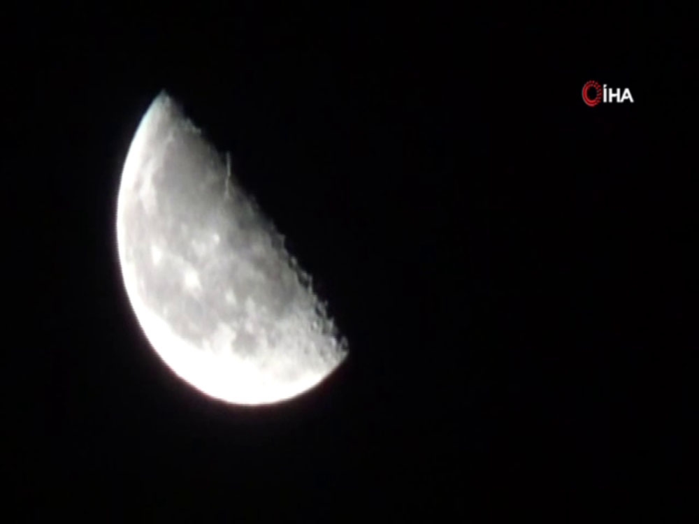 Parçalı Ay kendine hayran bıraktı
