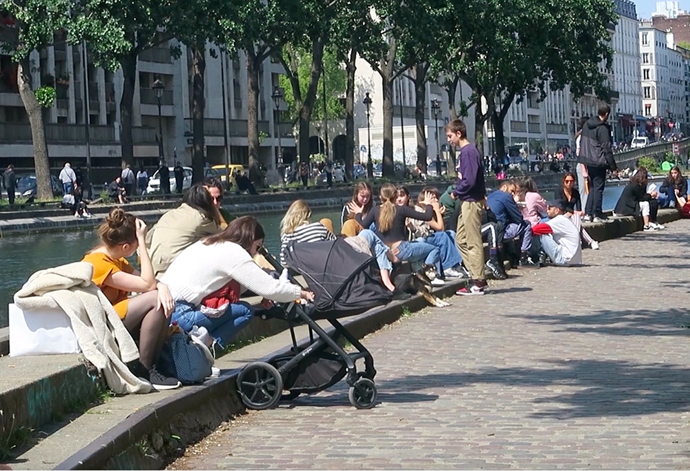 Paris sokakları salgına rağmen kalabalık