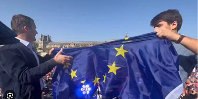 Paris'te Frexit sloganları: AB bayrağını yırttılar