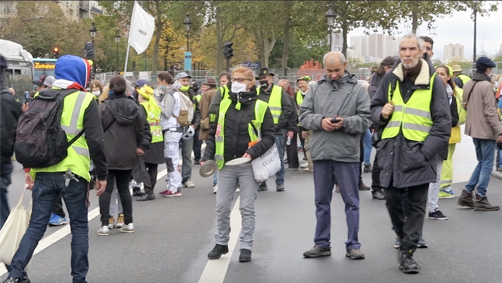 Paris’te çocukları hükümet tarafında ellerinden alınan ailelerden protesto