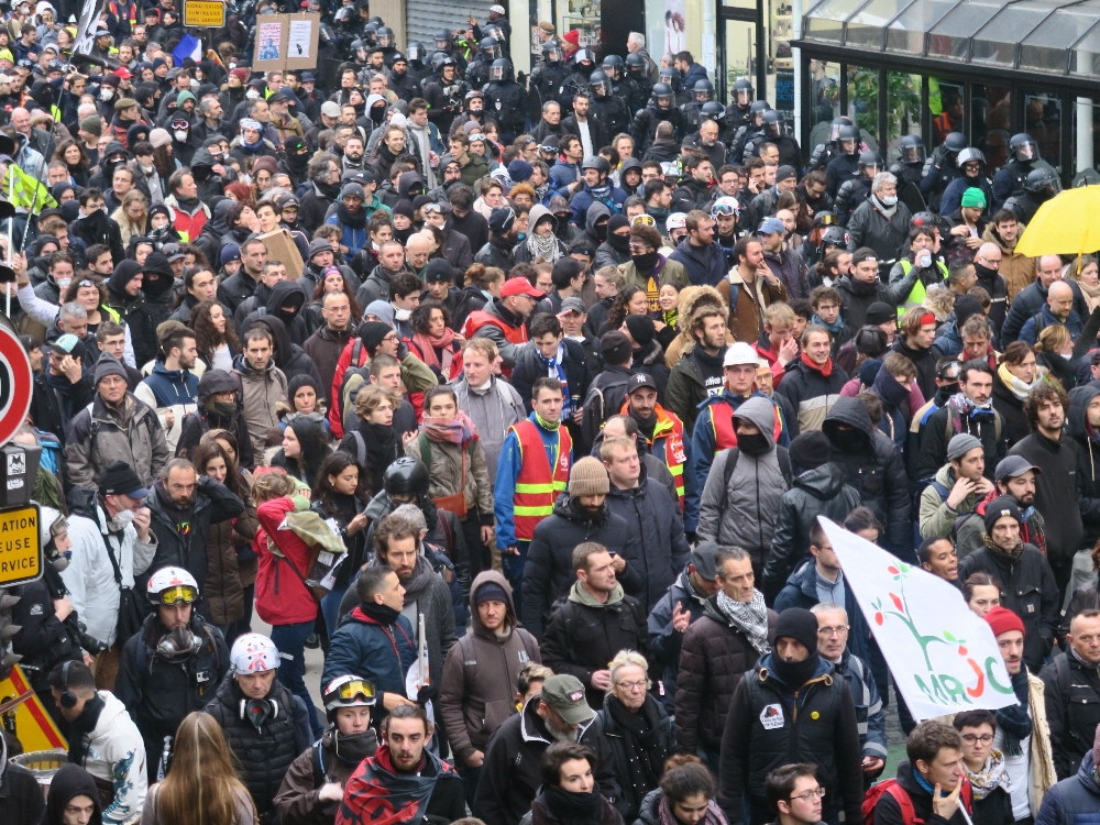 Paris’te emeklilik reformu karşıtı gösteri