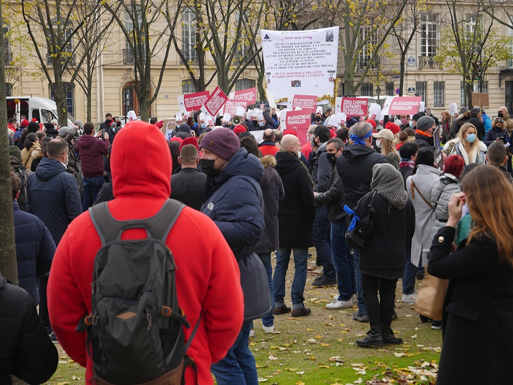 Paris’te hizmet sektörü çalışanlarından “tabutlu” protesto