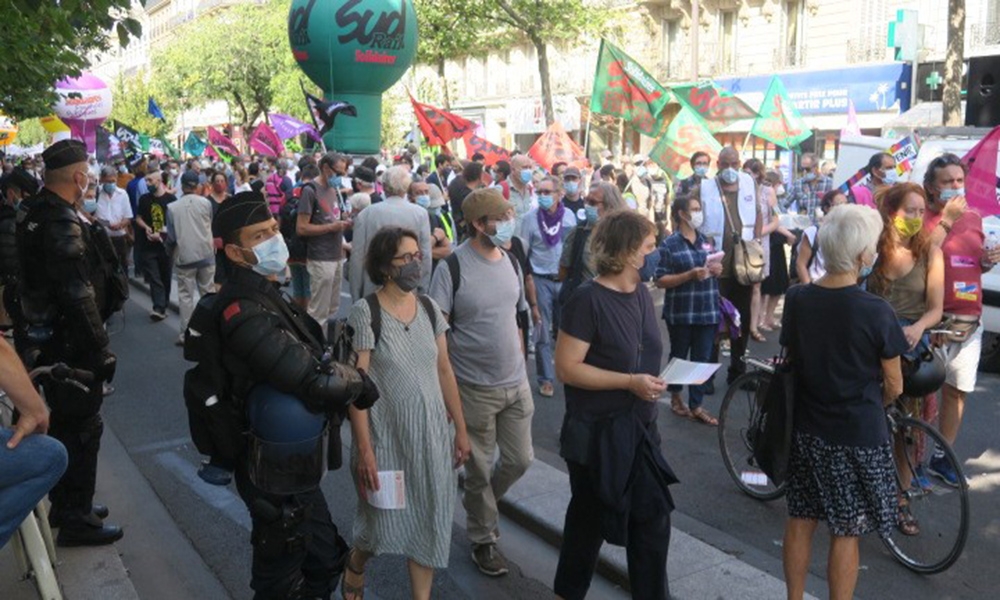 Paris’te hükümetin emekli maaşlarından kesinti yapma planına karşı protesto