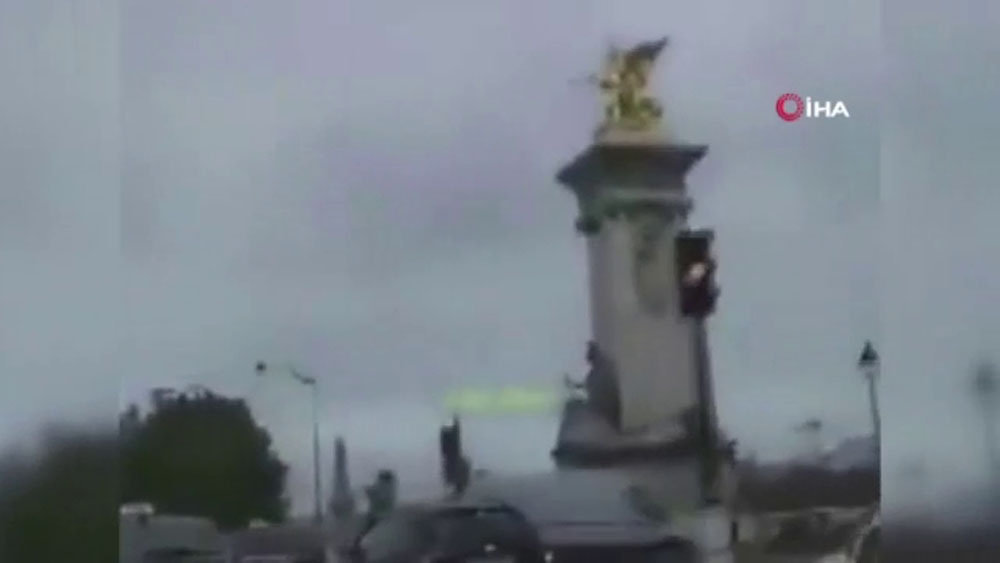 Paris’te korkutan patlama sesi