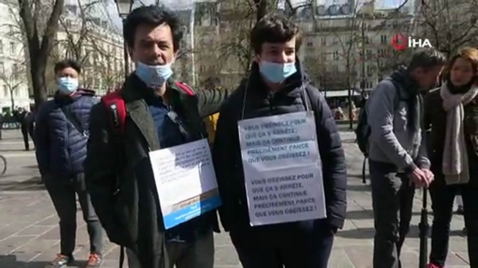 Paris’te maske ve aşı karşıtı protesto