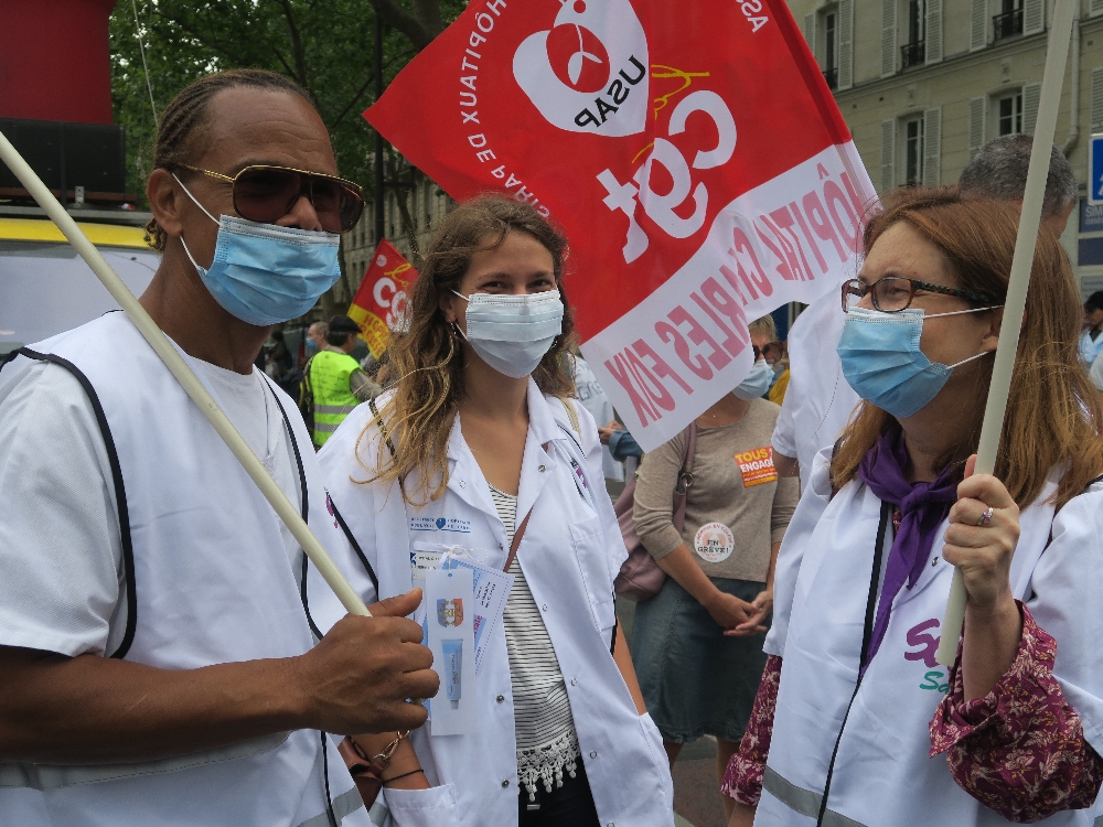 Paris’te sağlık çalışanları, çalışma koşullarını bir kez daha protesto etti