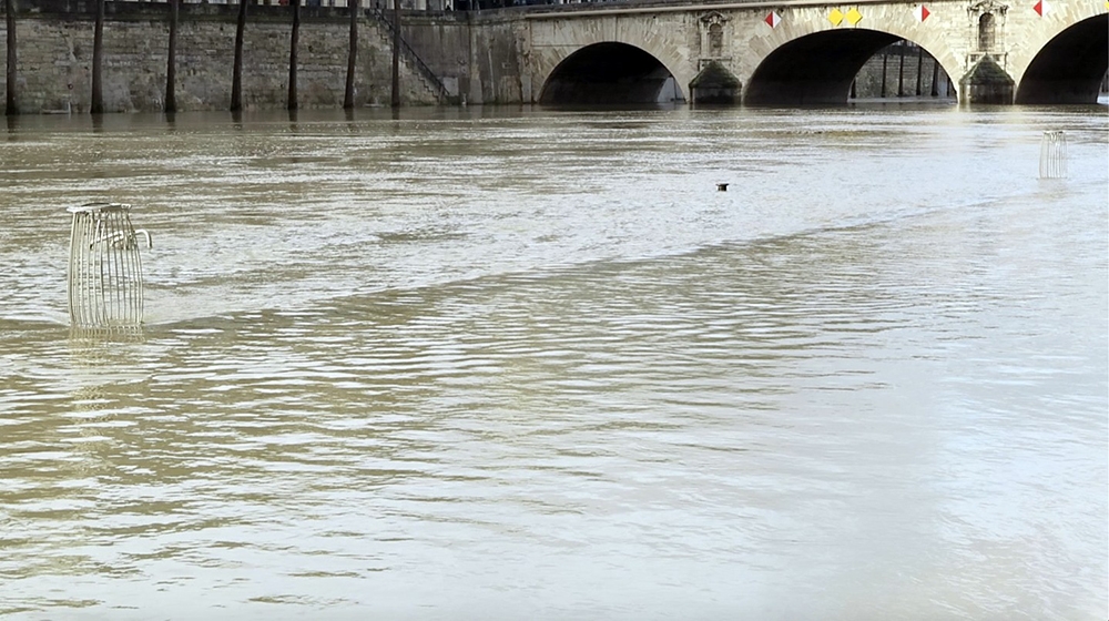 Paris’te Seine Nehri suları yükseldi, bölge trafiğe kapatıldı