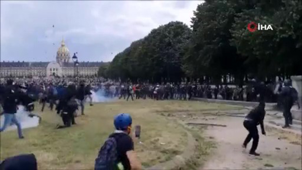 Paris’teki protestolarda tansiyon yükseldi, maskeli grup polisle çatıştı