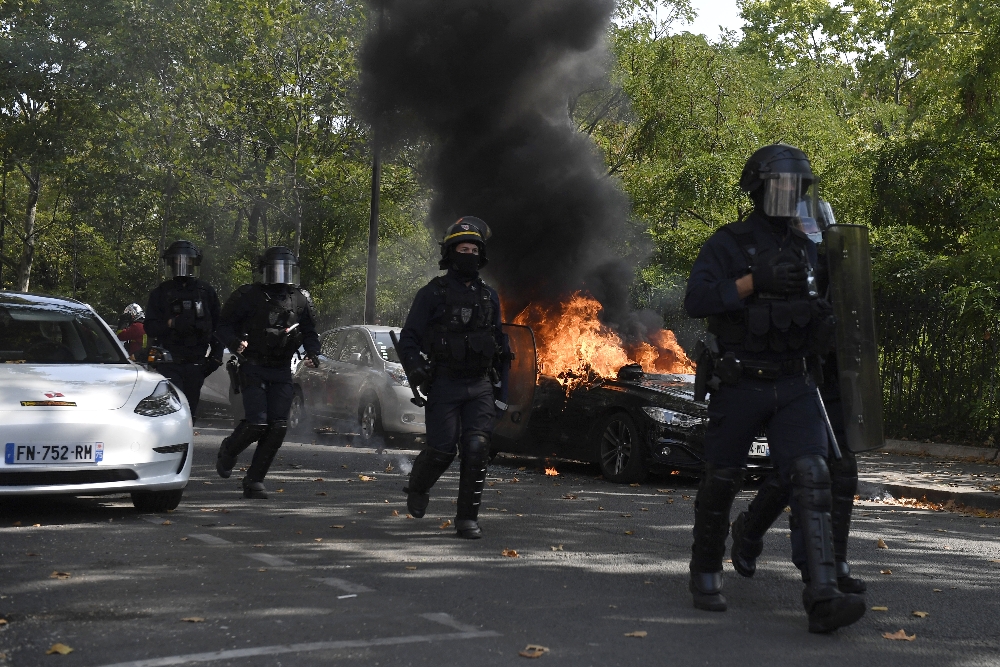 Paris’teki Sarı Yelekliler protestosunda gözaltı sayısı 256’ya çıktı