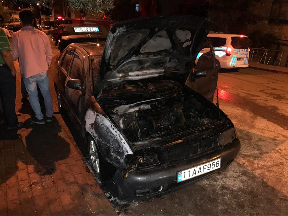 Park halindeki araç yanarak kül oldu