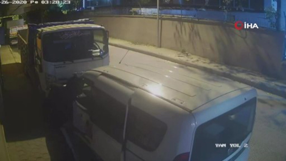 Park halindeki araçtan hırsızlık yapan motosikletli şahıslar bekçiler tarafından yakalandı
