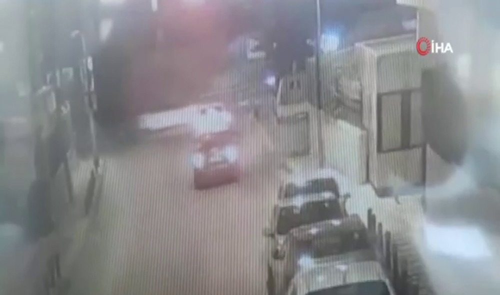 Park halindeki kamyonetin saniyeler içerisinde çalındığı anlar kamerada