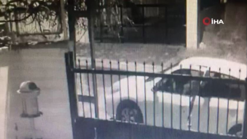 Park halindeki otomobilin beynini değiştirip böyle çaldı