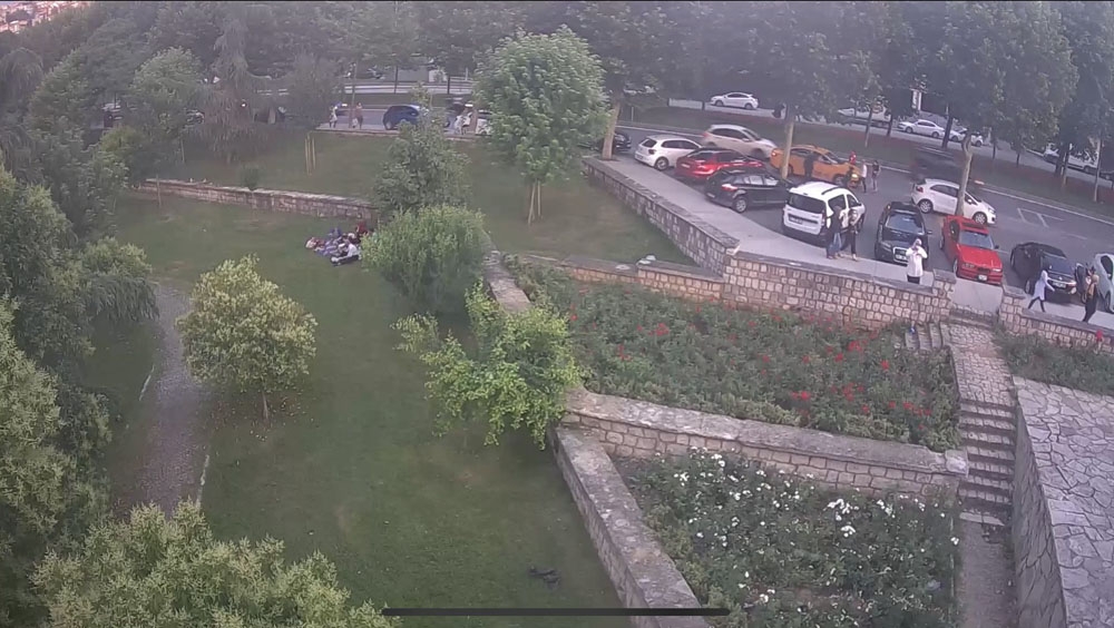 Parkta çocuğa hırsızlık yaptıran aile görünümlü çete kamerada