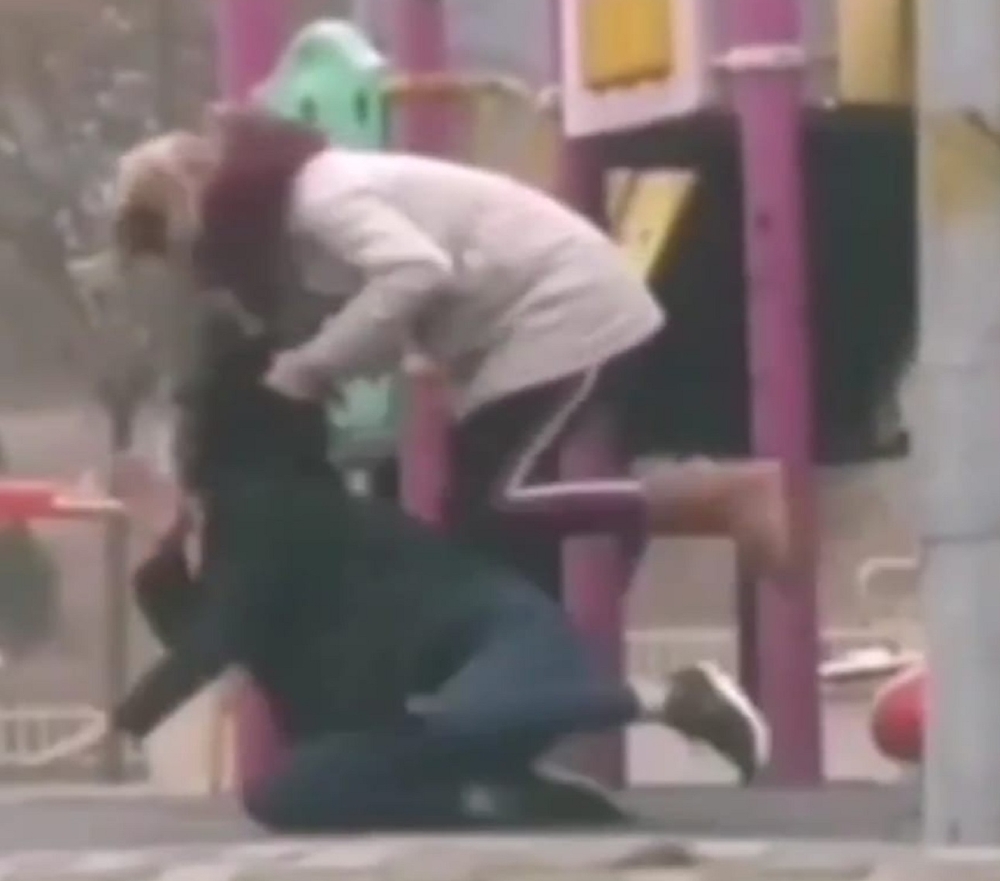 Parkta genç kıza dehşeti yaşattı, arkadaşları gülerek izledi