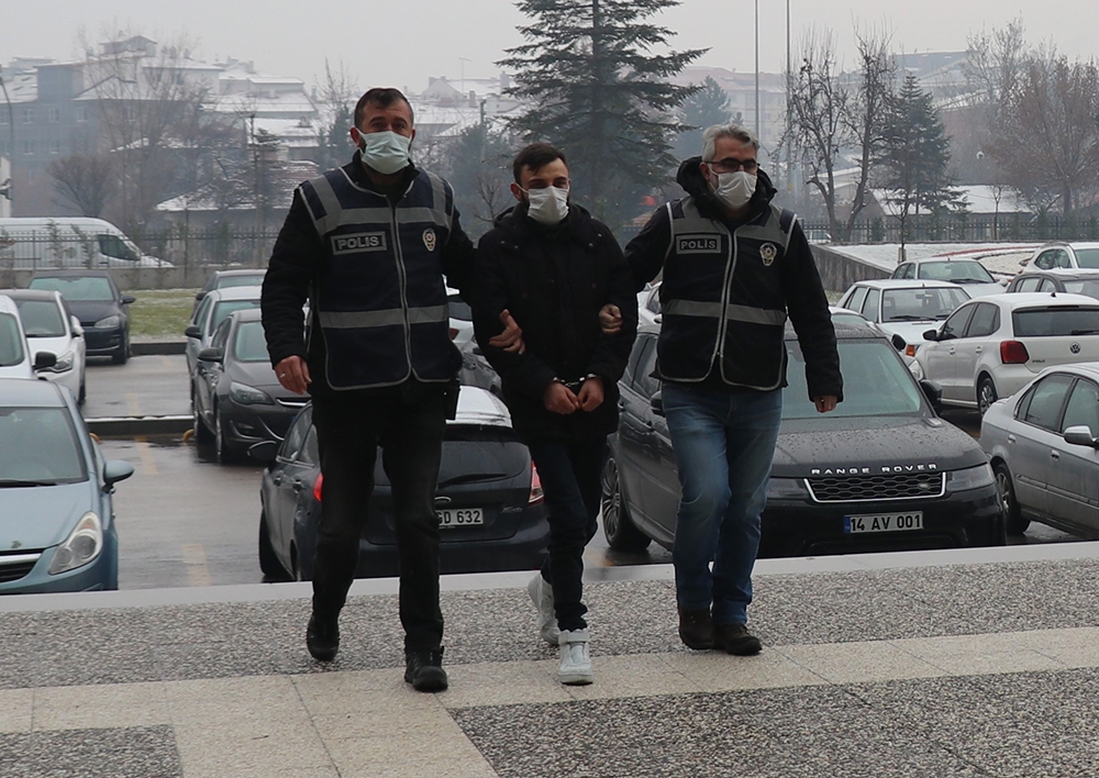 Parkta yürüyen genç kızı bıçakladı, 