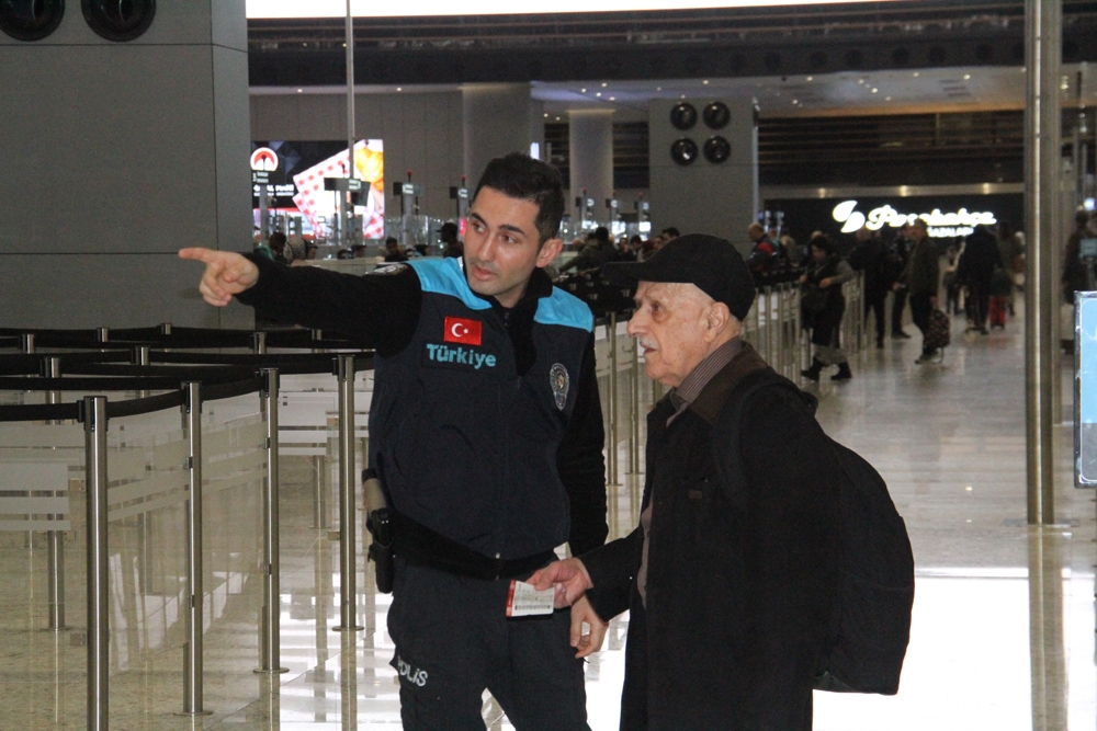 Pasaport polisleri yeni kıyafetlerini giydi