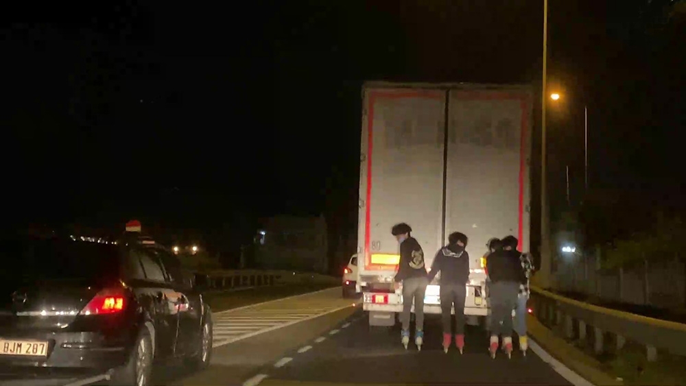 Patenci gençler tırın arkasındaki tehlikeli yolculuğu amatör kamerada