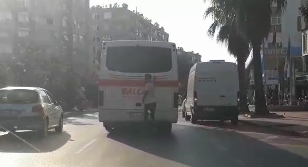 Patenli gencin otobüs arkasındaki tehlikeli yolculuğu kamerada