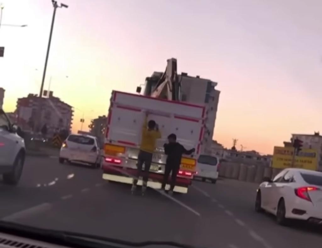 Patenli gençlerin kamyon arkasında tehlikeli yolculuğu kamerada