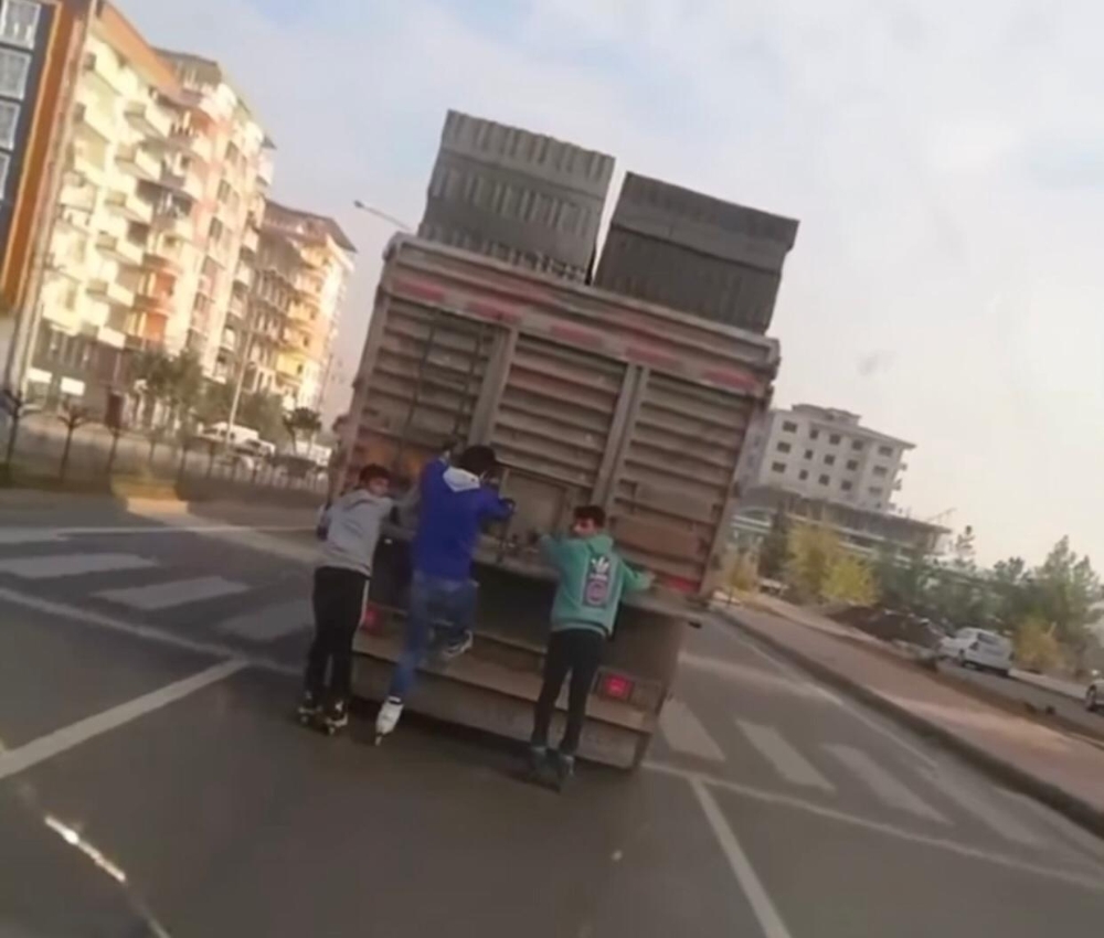 Patenli gençlerin kamyon arkasında tehlikeli yolculuğu