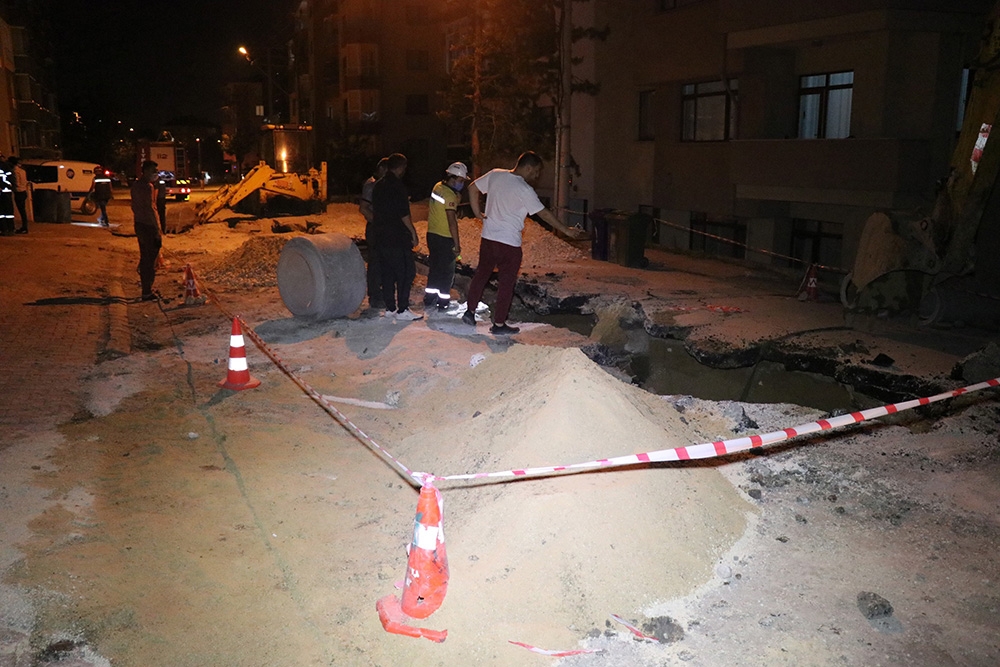 Patlayan doğalgaz borusu paniğe neden oldu