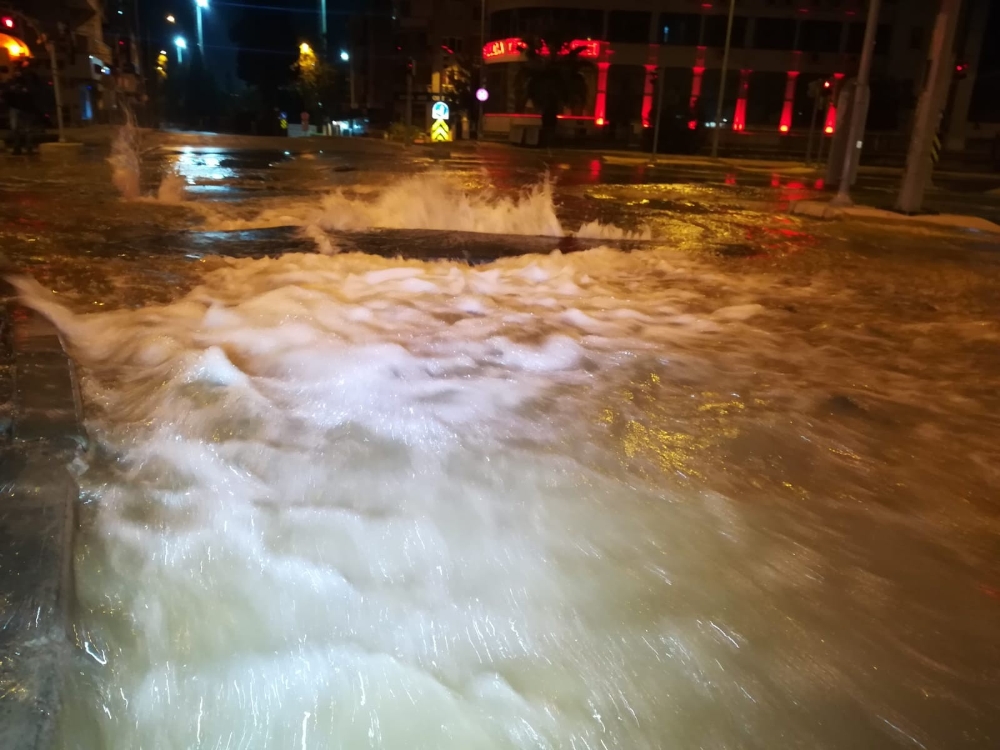 Patlayan su borusu caddeleri göle çevirdi