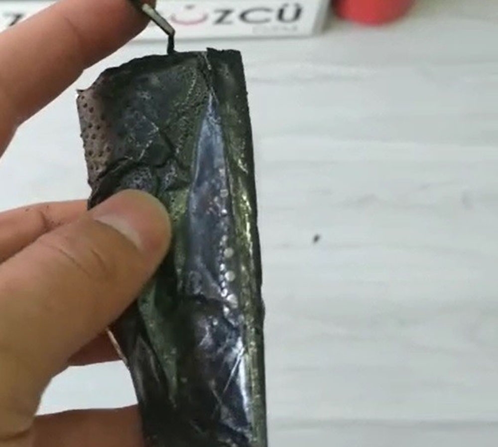 Patlayan telefon bataryası iş yerini duman altında bıraktı