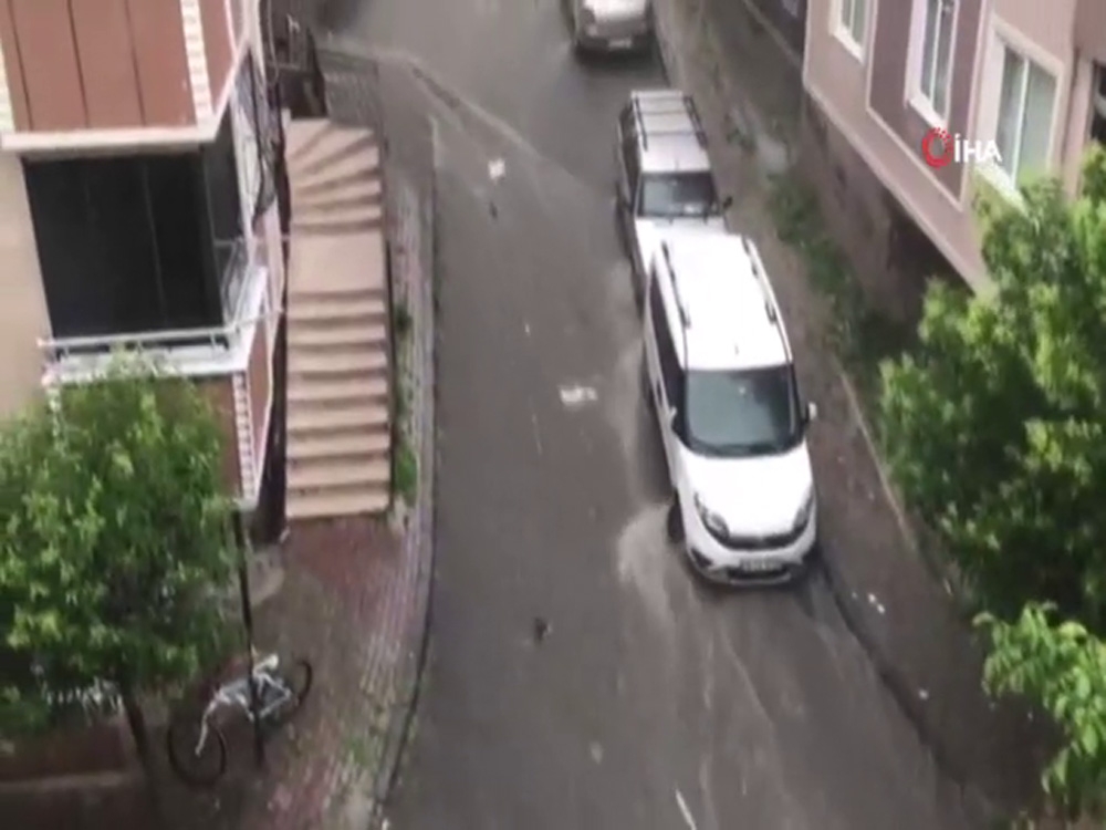 Pazar kasaları yağmurda böyle sürüklendi