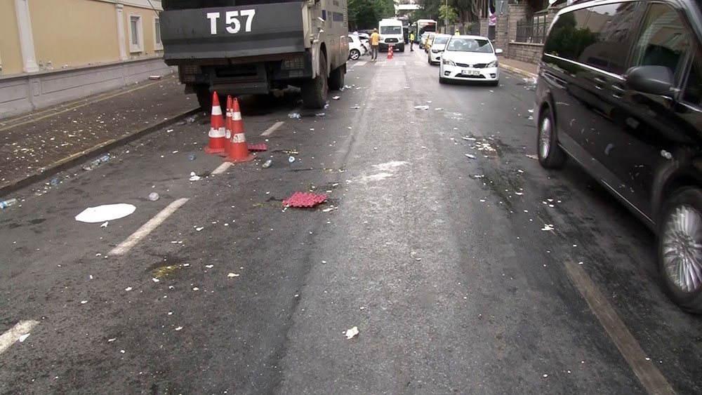 Pazarcılar Bakırköy Belediyesi’ni yumurta yağmuruna tuttu