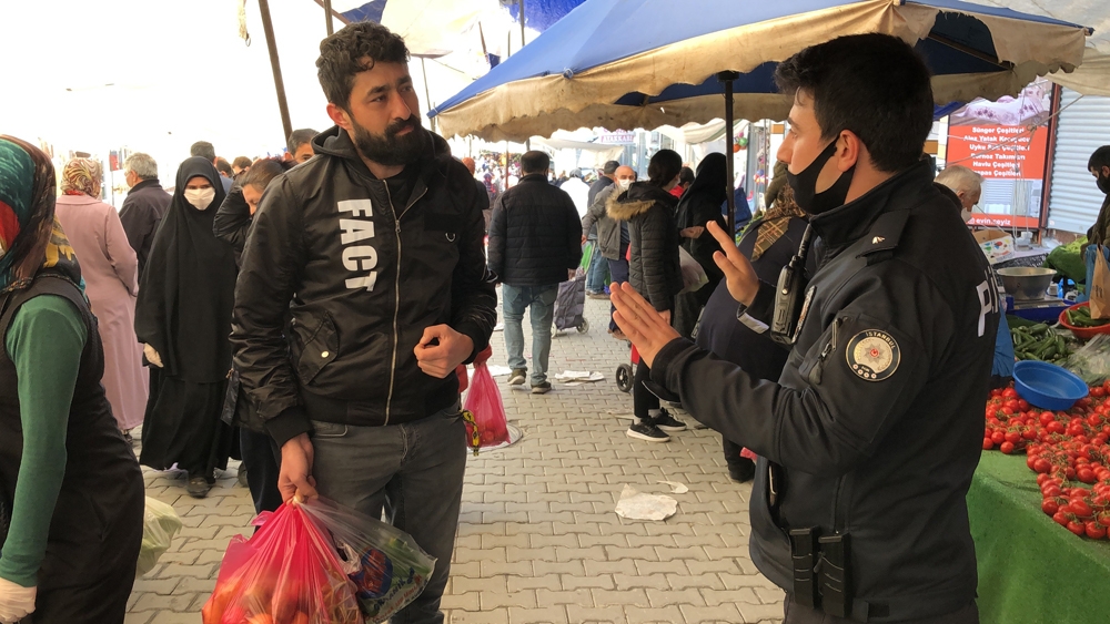 Pazarda maske takmayanlara ceza yağdı