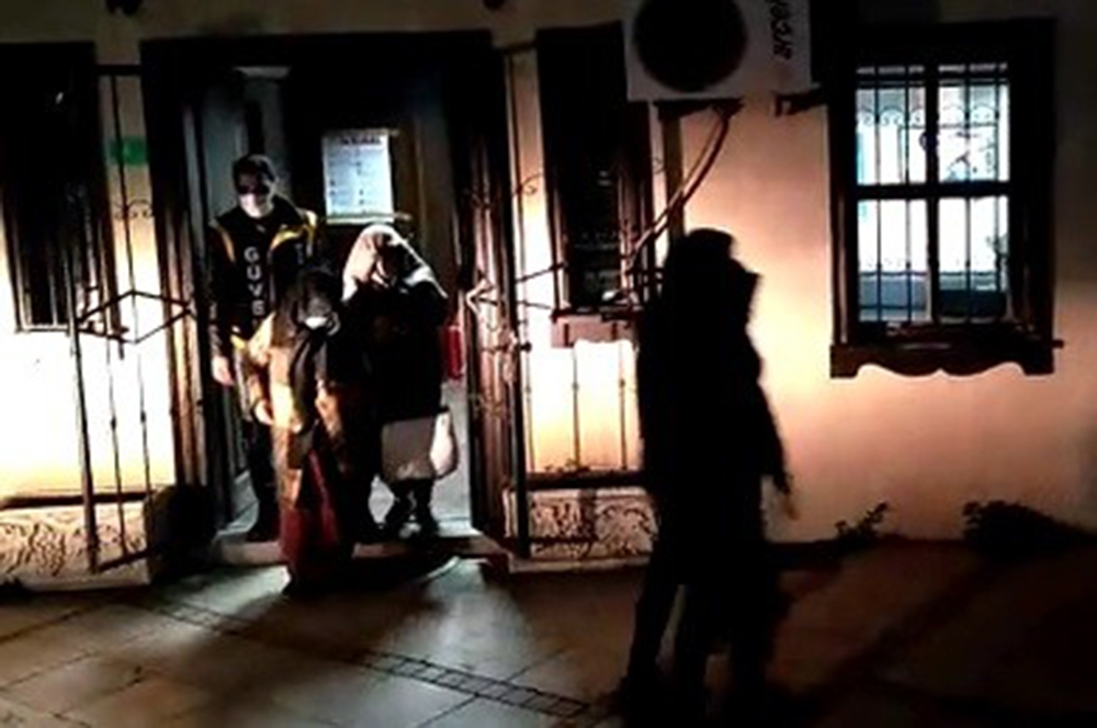 Pazardaki kadının cep telefonunu çalan kadın hırsızlar yakalandı