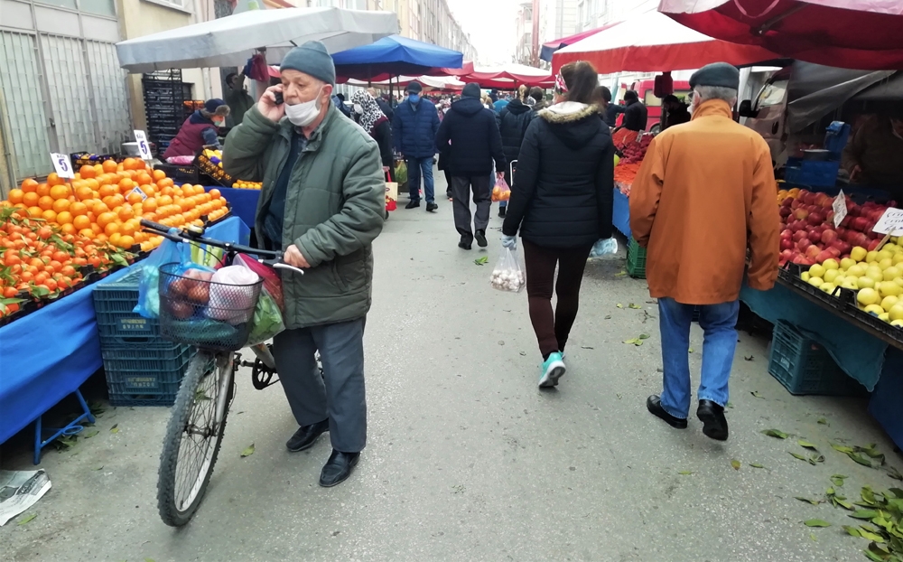 Pazartesi pazarında tedbirden uzak görüntüler
