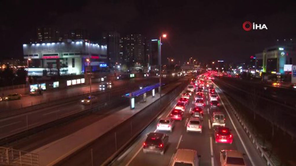 Pazartesi sabahı 05.00’e kadar sürecek sokağa çıkma kısıtlaması başladı