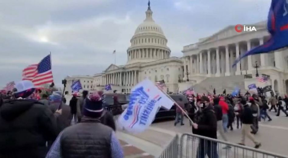 Pelosi, Kongre Binası saldırısında ölen polis onuruna Kongre’de bayrakların yarıya indirilmesini istedi