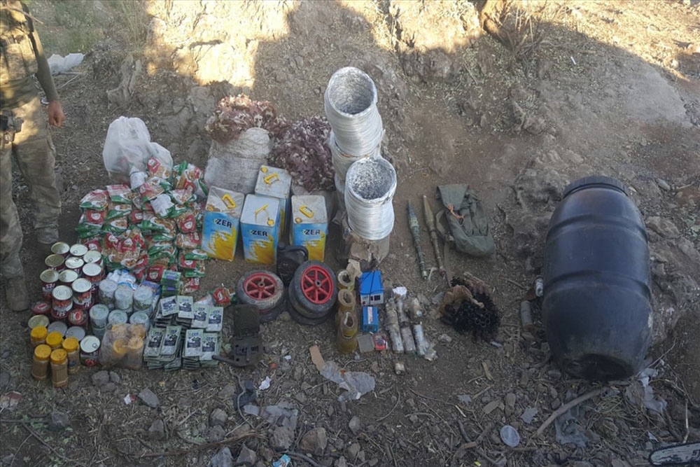 Pençe Kaplan Operasyonu’nda çok sayıda silah, mühimmat ve yaşam malzemesi ele geçirildi