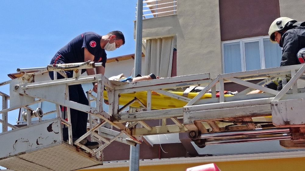 Pencere silerken iş yerinin çatısına düşen hamile kadın ölümden döndü