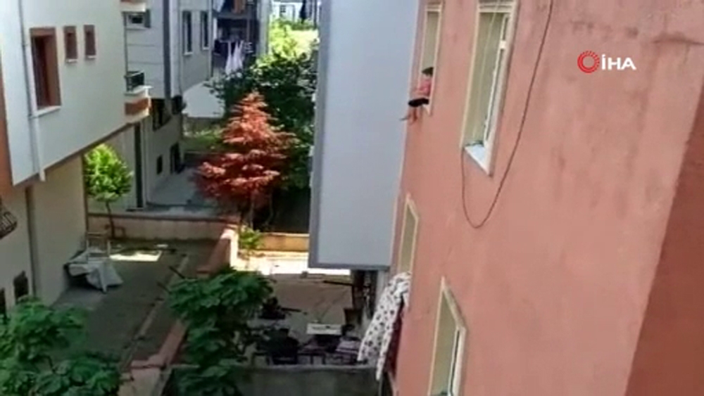 Pencereden sarkıtılan minik çocuk yürekleri ağza getirdi